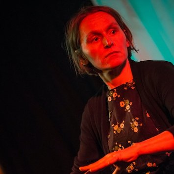 Sarah-Angliss-on-theremin-c-Agata-Urbaniak