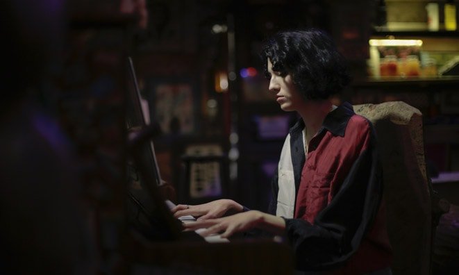 woman-playing-piano-3915965